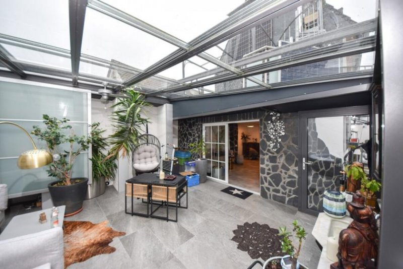 Großostheim DIETZ: Gepflegtes Wohnhaus + Einliegerwohnung im Ortskern von Großostheim mit Wintergarten + Garage! Haus kaufen