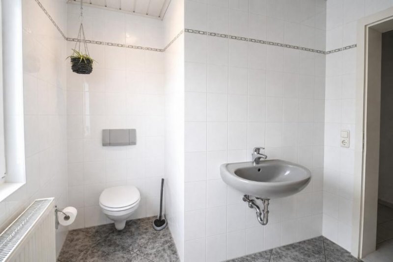 Niedernberg DIETZ: Frei werdende 4-5-Zimmer Maisonettewohnung mit Terrasse, Garage und Grünfläche in Niedernberg Wohnung kaufen