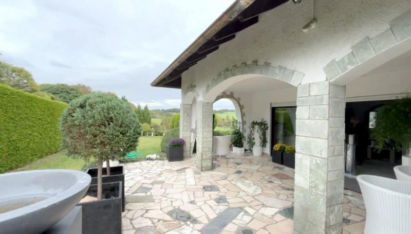 Fränkisch-Crumbach Wohnen wie im Urlaub – jeden Tag! Mediterrane Eleganz in exponierter Lage Haus kaufen