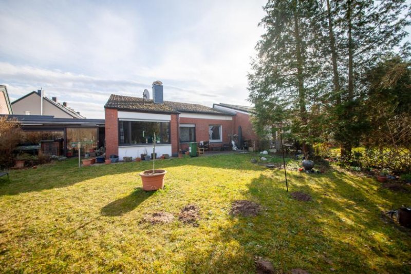 Dieburg DIETZ: Bungalow mit 4 Zimmern in TOP-Randlage von Dieburg mit Garage / Car-Port und Keller Haus kaufen