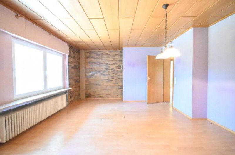 Babenhausen DIETZ: Gut geschnittenes 2-Familienhaus mit Garten, Garage und Nebengebäude in Babenhausen Langstadt Haus kaufen