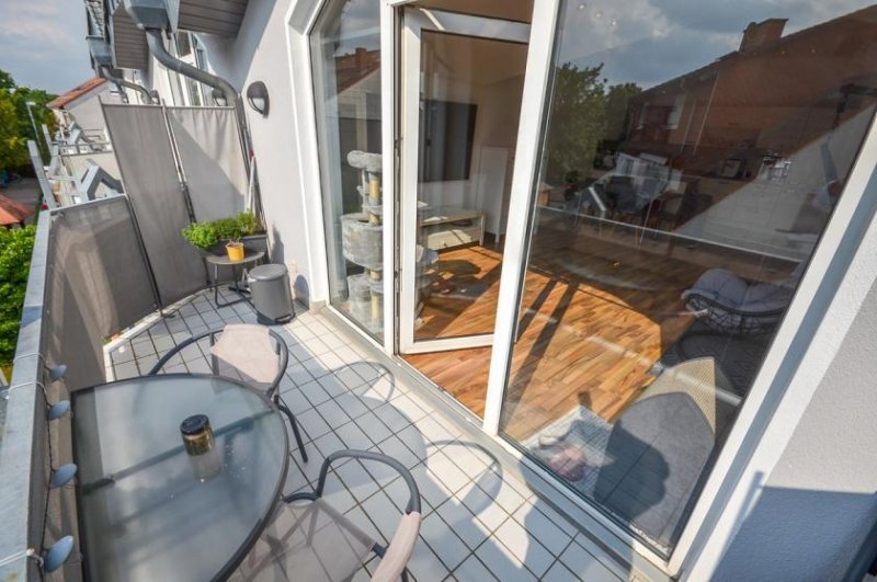 Groß-Zimmern DIETZ: Helle freundliche 3-Zimmer Dachgeschosswohnung in Groß-Zimmern mit Garage und sonnigem Balkon Wohnung kaufen