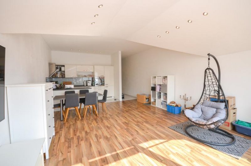 Groß-Zimmern DIETZ: Helle freundliche 3-Zimmer Dachgeschosswohnung in Groß-Zimmern mit Garage und sonnigem Balkon Wohnung kaufen