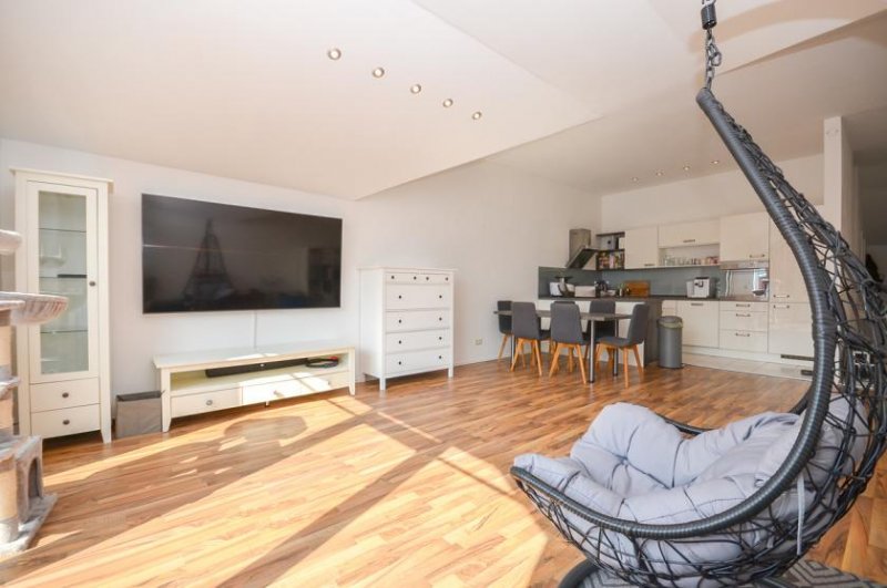 Groß-Zimmern DIETZ: Helle freundliche 3-Zimmer Dachgeschosswohnung in Groß-Zimmern mit Garage und sonnigem Balkon Wohnung kaufen