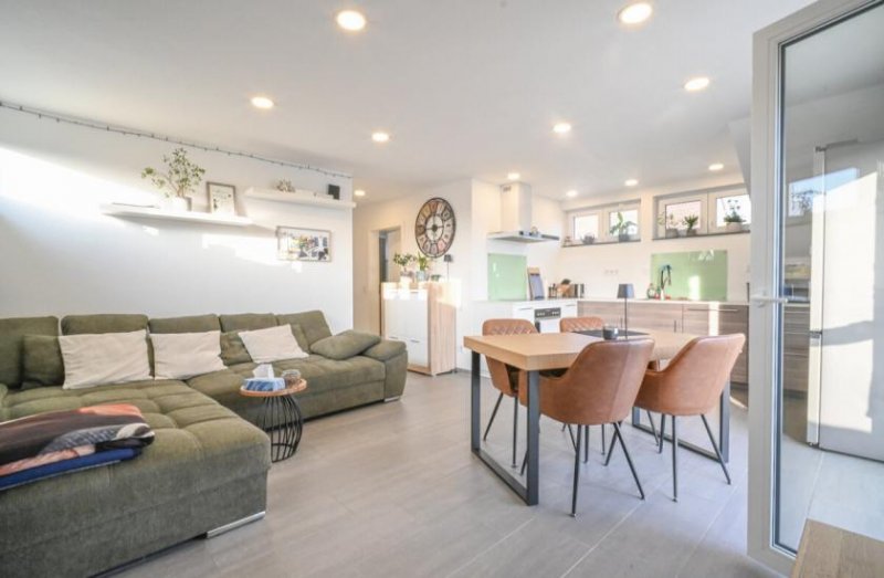 Groß-Zimmern **RESERVIERT**DIETZ: Moderne Dachgeschosswohnung in zentraler Lage von Groß-Zimmern! Wohnung kaufen