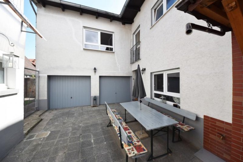 Schaafheim DIETZ: FREIWERDENDE 3 Wohnungen in 2 Häusern inklusive 3 Garagen, Innenhof und Garten Schaafheim Haus kaufen