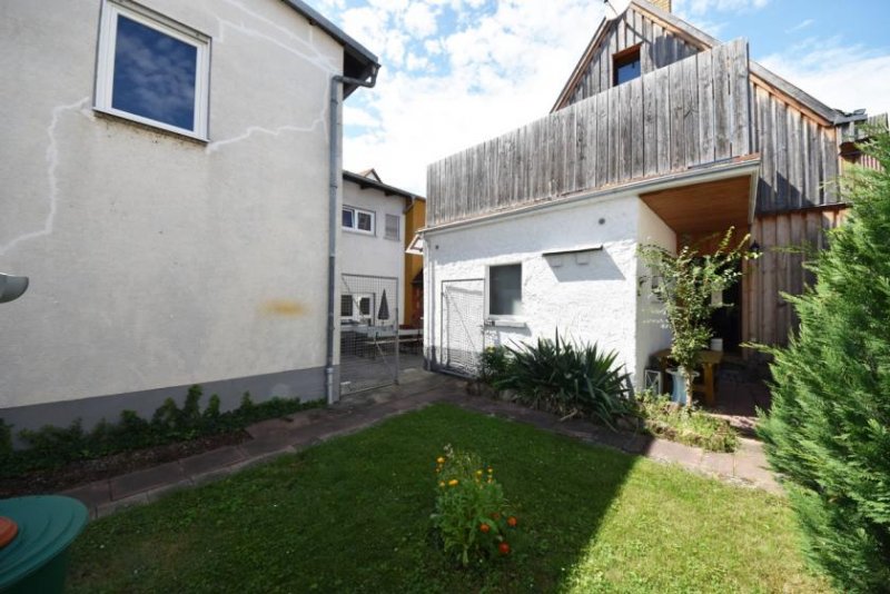 Schaafheim DIETZ: Ohne Mieter! 2-Familienhaus + Einfamilienhaus inklusive 3 Garagen, Innenhof und Garten! Haus kaufen