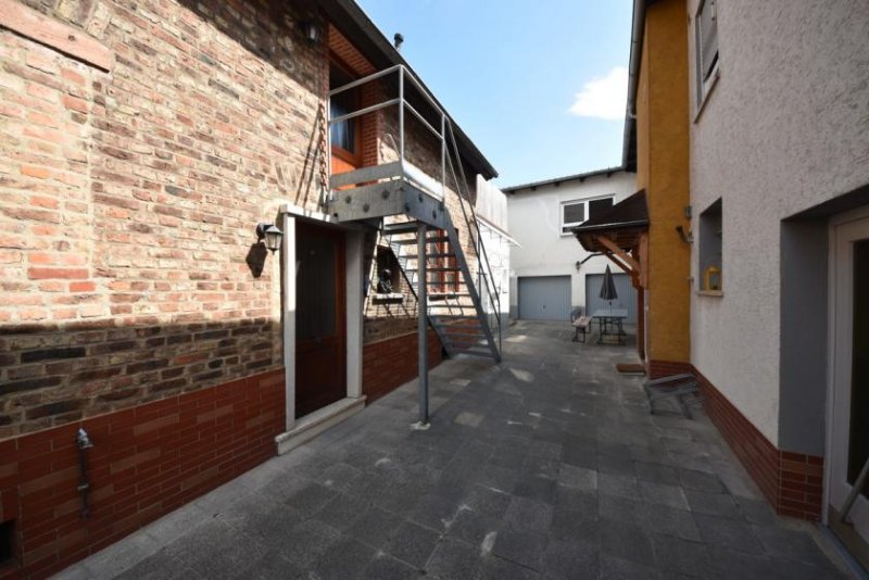 Schaafheim DIETZ: Ohne Mieter! 2-Familienhaus + Einfamilienhaus inklusive 3 Garagen, Innenhof und Garten! Haus kaufen