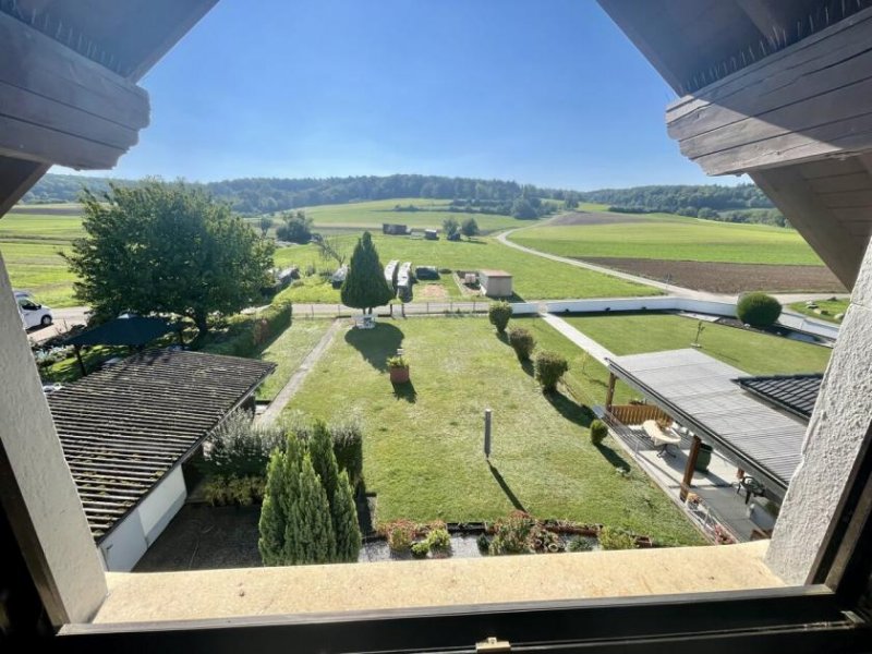 Schaafheim Großzügiges Zweifamilienhaus mit sonnigem Garten, Terrasse und Garage in idyllischer Feldrandlage Haus kaufen