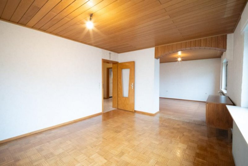 Schaafheim Großzügiges Zweifamilienhaus mit sonnigem Garten, Terrasse und Garage in idyllischer Feldrandlage Haus kaufen