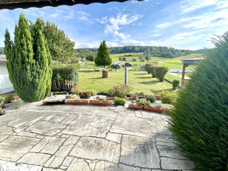 Schaafheim Großzügiges Zweifamilienhaus mit sonnigem Garten, Terrasse und Garage in idyllischer Feldrandlage Haus kaufen