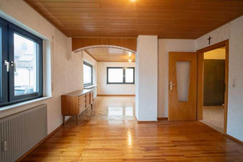 Schaafheim Großzügiges Zweifamilienhaus mit sonnigem Garten, Terrasse und Garage in idyllischer Feldrandlage Haus kaufen