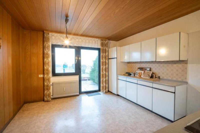 Schaafheim Großzügiges Zweifamilienhaus mit sonnigem Garten, Terrasse und Garage in idyllischer Feldrandlage Haus kaufen