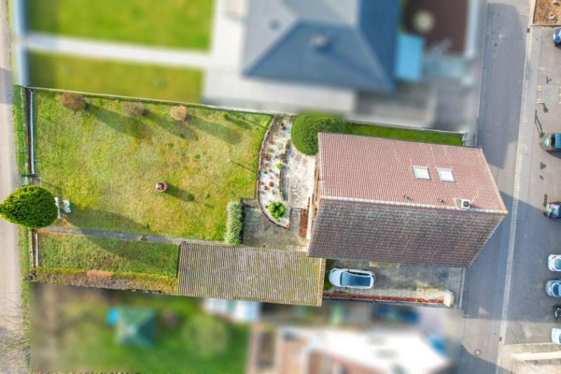 Schaafheim Großzügiges Zweifamilienhaus mit sonnigem Garten, Terrasse und Garage in idyllischer Feldrandlage Haus kaufen