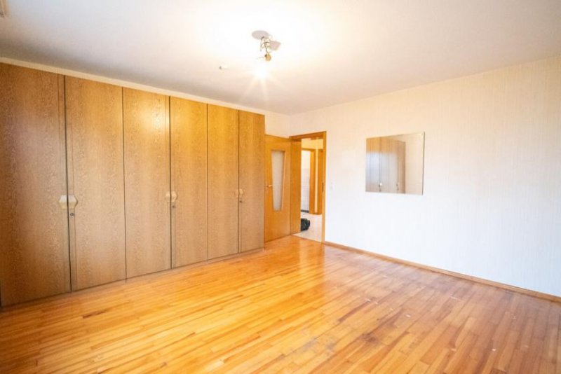 Schaafheim Großzügiges Zweifamilienhaus mit sonnigem Garten, Terrasse und Garage in idyllischer Feldrandlage Haus kaufen