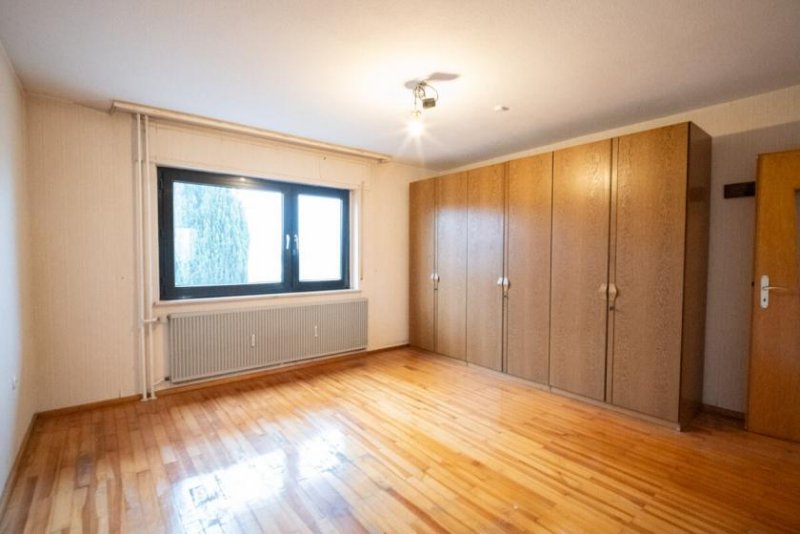 Schaafheim Großzügiges Zweifamilienhaus mit sonnigem Garten, Terrasse und Garage in idyllischer Feldrandlage Haus kaufen