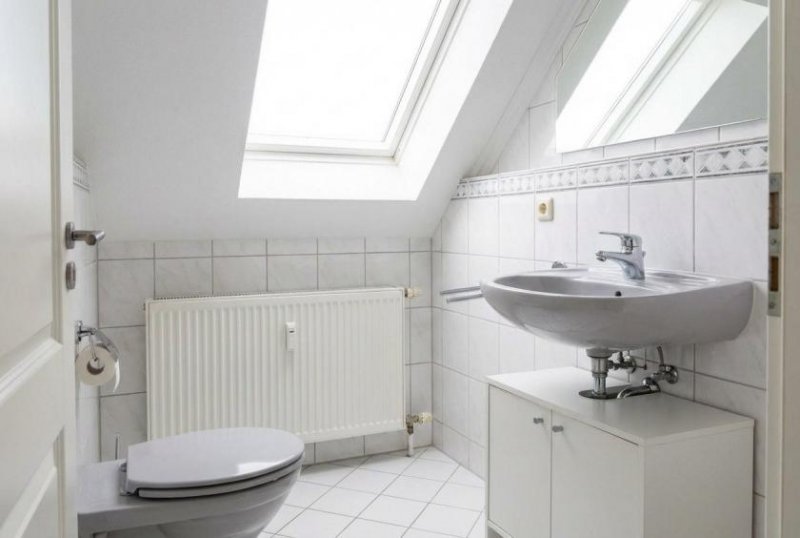 Wiesbaden vermietete Dachgeschosswohnung mit Balkon! Wohnung kaufen