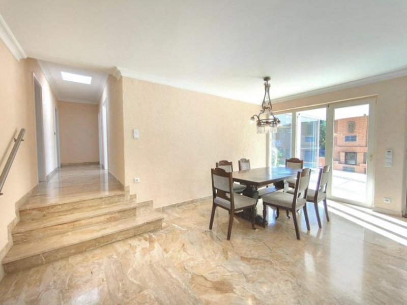 Walluf Moderner, sehr gepflegter individueller Bungalow, ELW, Doppelgarage, ruhige begehrte Lage in Walluf Haus kaufen