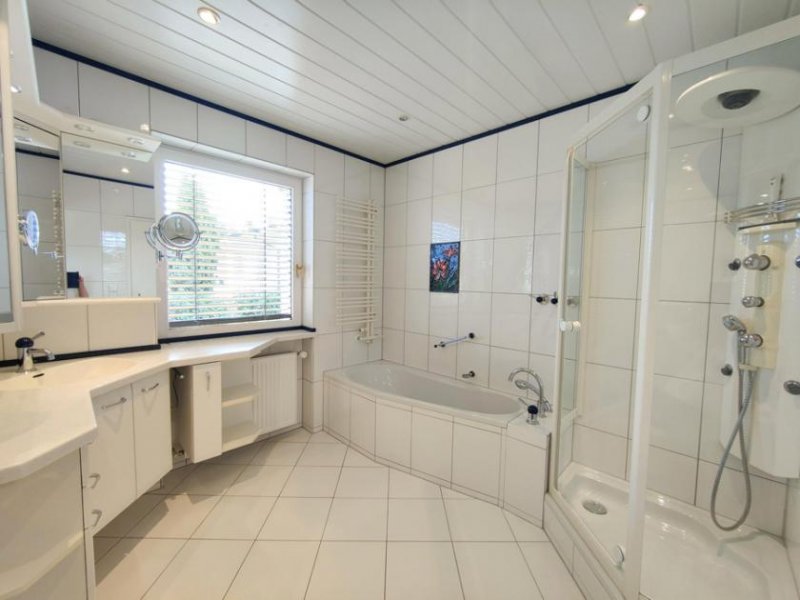 Walluf Moderner, sehr gepflegter individueller Bungalow, ELW, Doppelgarage, ruhige begehrte Lage in Walluf Haus kaufen