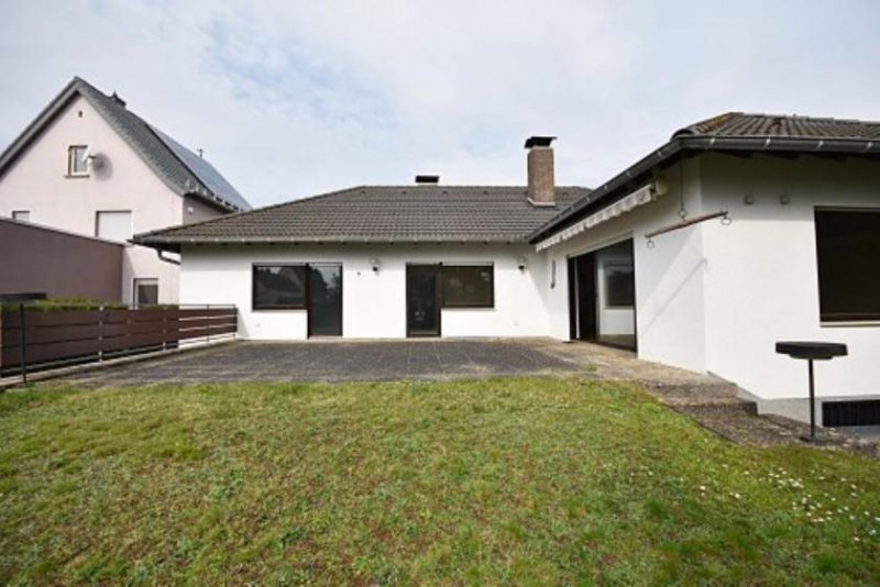 Raunheim Großzügiger Bungalow mit Potenzial auf wunderschönem Grundstück Haus kaufen