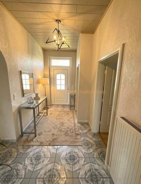Idstein Großzügiges 8-Zimmer-Einfamilienhaus mit Lagegrundstück in Idstein-Stadt! Haus kaufen