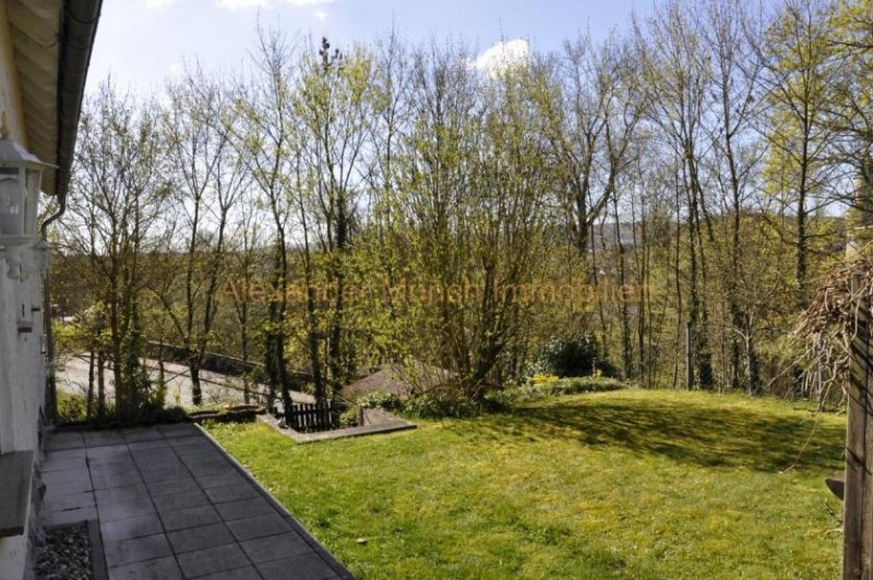 Idstein Großzügiges 8-Zimmer-Einfamilienhaus mit Lagegrundstück in Idstein-Stadt! Haus kaufen