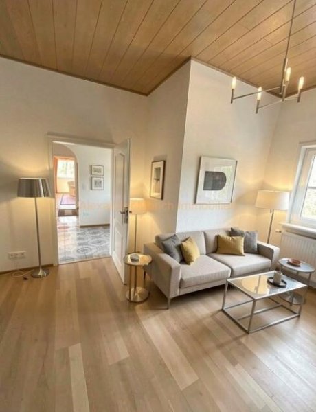 Idstein Großzügiges 8-Zimmer-Einfamilienhaus mit Lagegrundstück in Idstein-Stadt! Haus kaufen