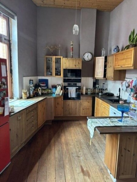 Niedernhausen Niedernhausen-Vermietetes Dreifamilienhaus mit ausbaufähiger Scheune in Königshofener Kernlage! Haus kaufen