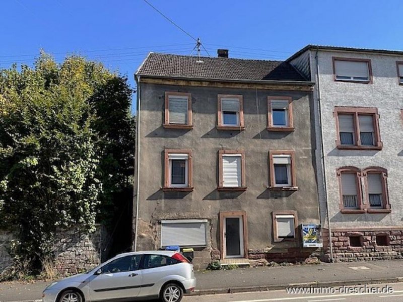 Saarbrücken Gemütliches Zweifamilienhaus mit Garten und viel Potential in Scheidt Haus kaufen