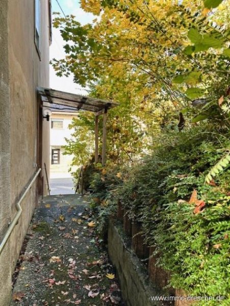 Saarbrücken Gemütliches Zweifamilienhaus mit Garten und viel Potential in Scheidt Haus kaufen