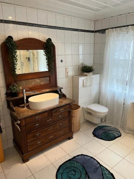 Battweiler Schönes 2 FH mit wundervoller Aussicht, 2 Garagen, gr. Garten, PV-Anlage, in Battweiler (AW162) Haus kaufen