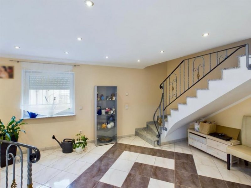 Ottweiler Architektonisches Meisterwerk in Ottweiler – Exklusive Villa mit 9 Zimmern & 200 m² Wohntraum! Haus kaufen