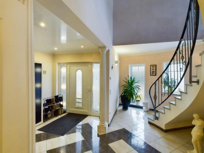 Ottweiler Architektonisches Meisterwerk in Ottweiler – Exklusive Villa mit 9 Zimmern & 200 m² Wohntraum! Haus kaufen