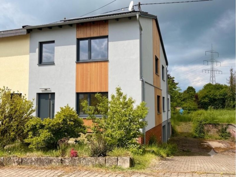 Schiffweiler Doppelhaushälfte auf ca. 140 m² Wohnfläche mit großem Grundstück in Schiffweiler Haus kaufen