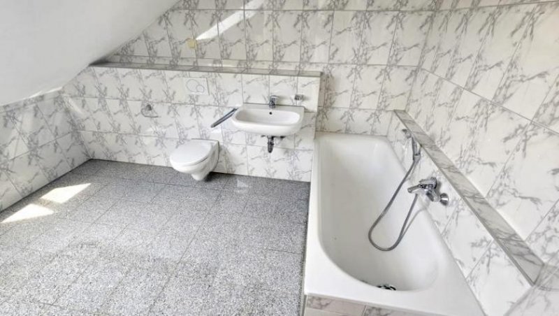 Beindersheim ObjNr:16134 - PROVISIONSFREI ---- freie Traum-ETW 3-Fam Haus; großer Wohnbereich mit Küche, Stellplatz und Garten Wohnung