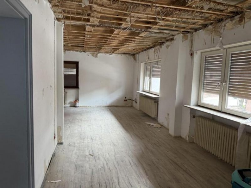 Esthal ObjNr:19707 - Teilrenoviertes Einfamilienhaus mit großem Nebengebäude und Garten Haus kaufen