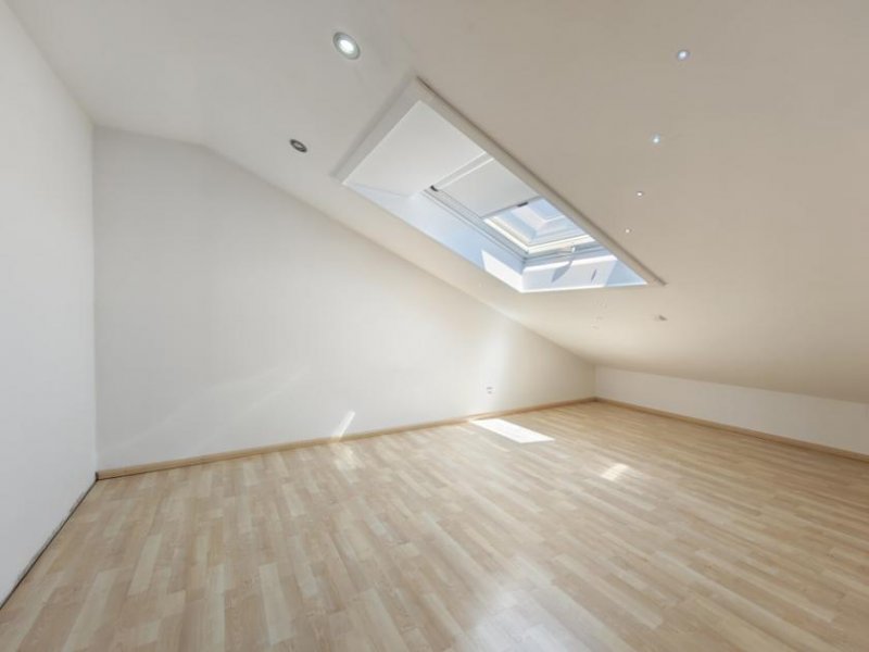 Mössingen DG-Traum in Belsen: 4,5 Zimmer, Kamin, Wallbox & sonnige Loggia Wohnung kaufen