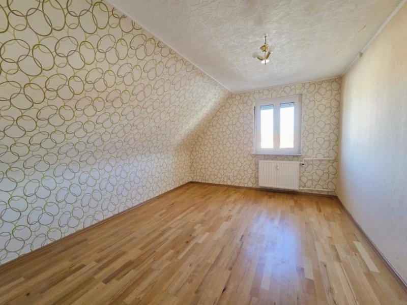 Bisingen Helle Dachgeschosswohnung mit viel Tageslicht, überdachtem Balkon, Stellplatz und modernisiertem Bad Wohnung kaufen