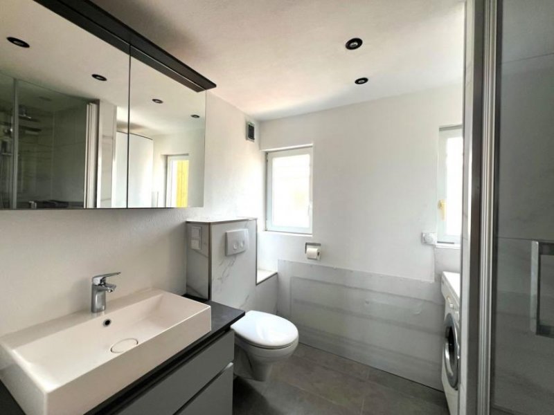 Bisingen Helle Dachgeschosswohnung mit viel Tageslicht, überdachtem Balkon, Stellplatz und modernisiertem Bad Wohnung kaufen