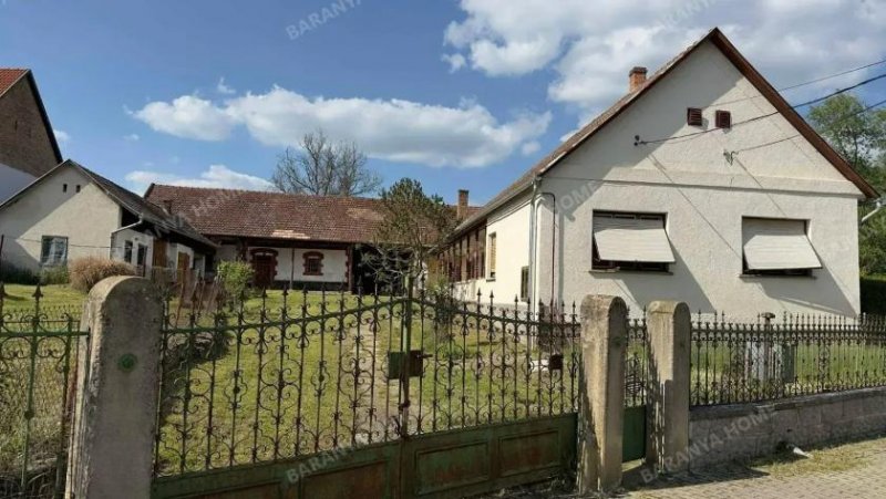 Bikal Geräumiges Bauernhaus und Bauernhofgrundstück im Zentrum von Bikal zu verkaufen - 6060 m² großes Grundstück, Scheune, mit