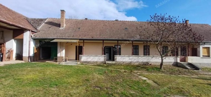 Bikal Geräumiges Bauernhaus und Bauernhofgrundstück im Zentrum von Bikal zu verkaufen - 6060 m² großes Grundstück, Scheune, mit