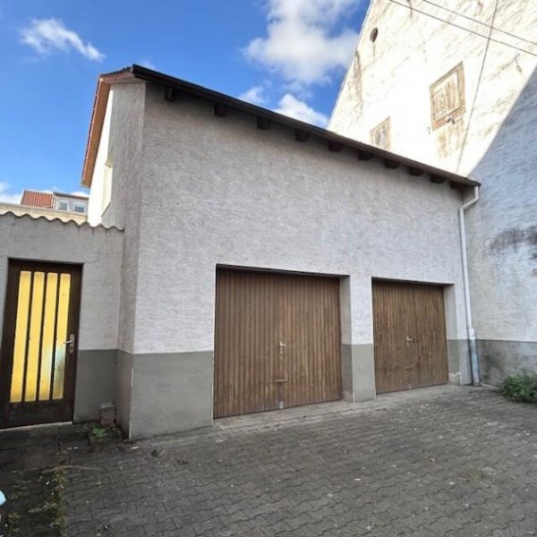 Bretten Vorreserviert ! Dreifamilienhaus mit Doppelgarage u. Scheune für Anpacker oder Investoren Haus kaufen