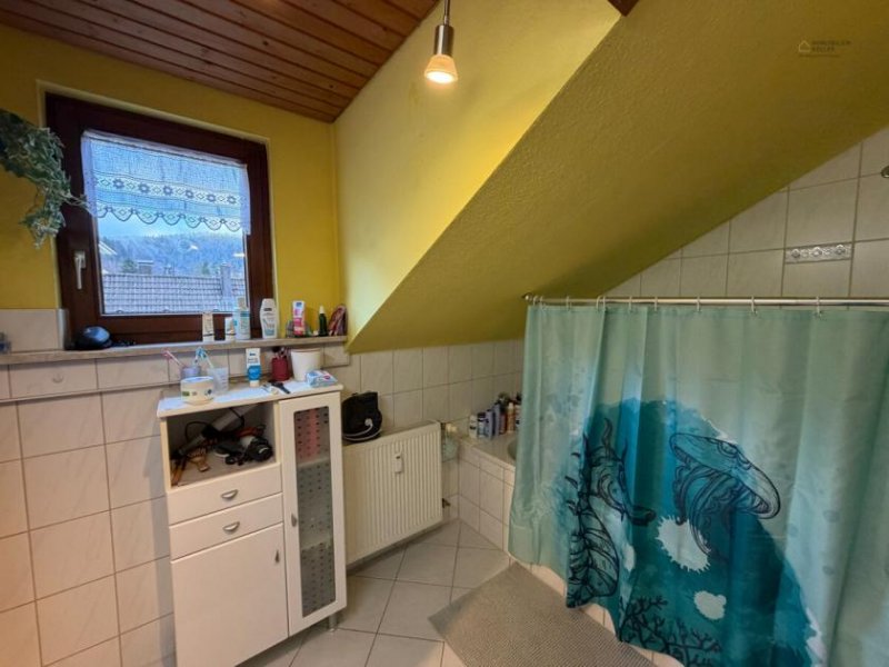Bad Wildbad Ruhige 3-Zimmer-Dachgeschosswohnung mit Balkon & Carport – Kapitalanlage mit Potenzial Wohnung kaufen