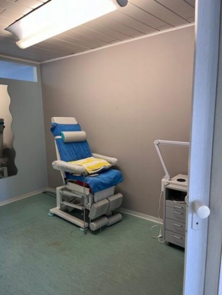 Sternenfels Laden / Praxis direkt im Zentrum von Sternenfels (Physio, Arzt, Friseur, Barber) Gewerbe kaufen
