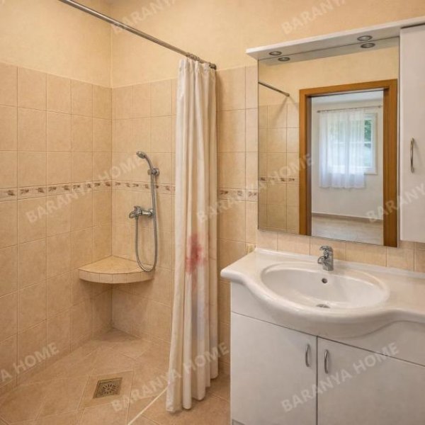 Pécs Zwei-Generationen-Familienhaus zum Verkauf in Pécs-Tetty - zwei separate Wohnungen, Doppelgarage, Sauna und Whirlpool Haus