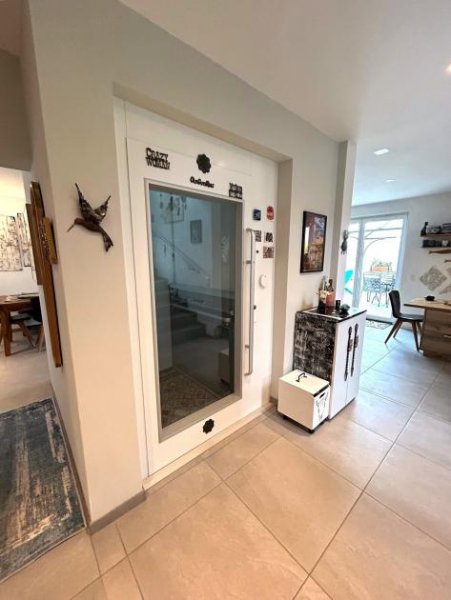 Büsingen am Hochrhein **1A ausgestattetes EFH von 2021 mit Aufzug, Vollkeller, Garage, Carport...** Haus kaufen