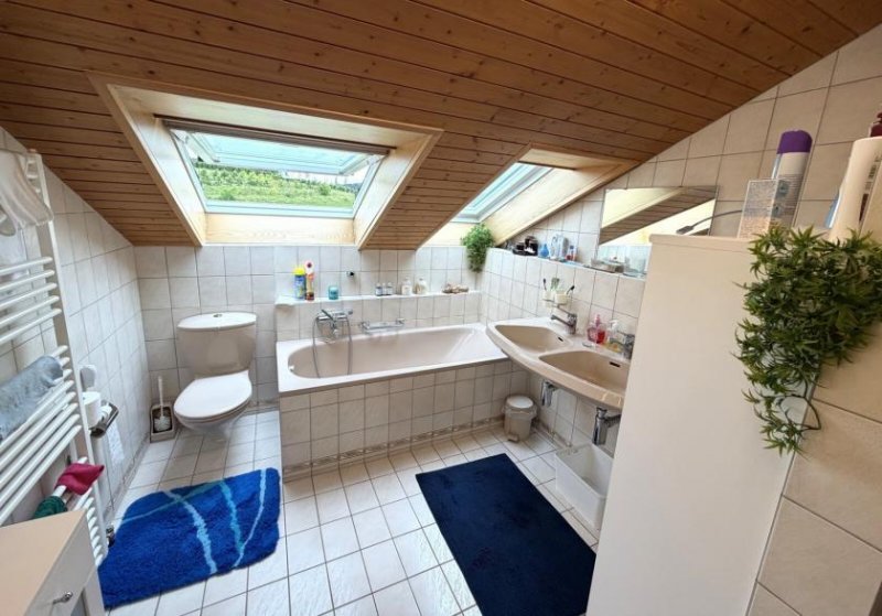 Büsingen am Hochrhein SONNIGE DG-WOHNUNG mit 4,5 Zimmern, 2 Balkonen, 1 Terrasse, Stellplatz... Wohnung kaufen