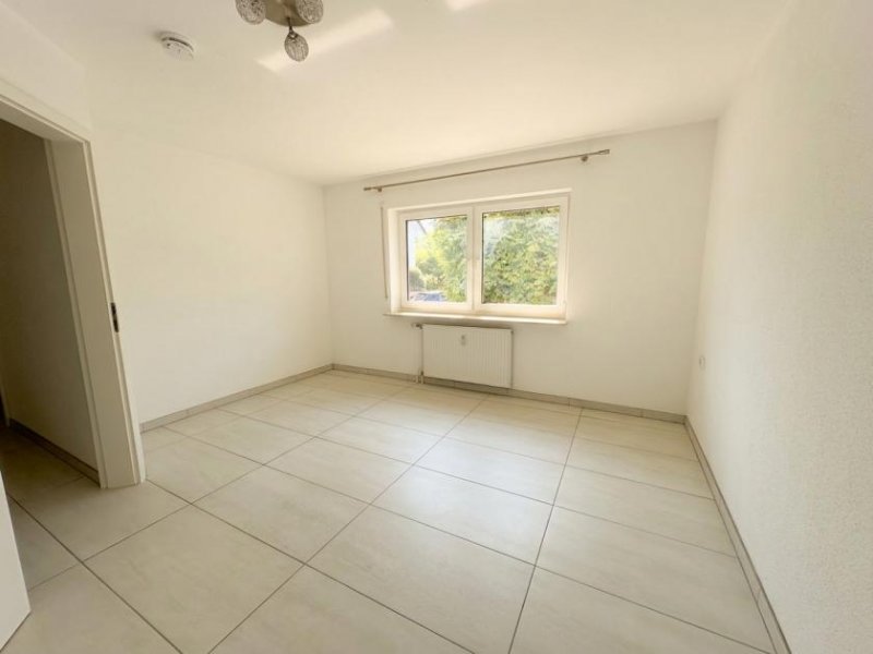 Radolfzell am Bodensee Leerstehende gepflegte 2-Zimmer-Hochparterrewohnung mit Terrasse, EBK und Außenstellplatz Wohnung kaufen