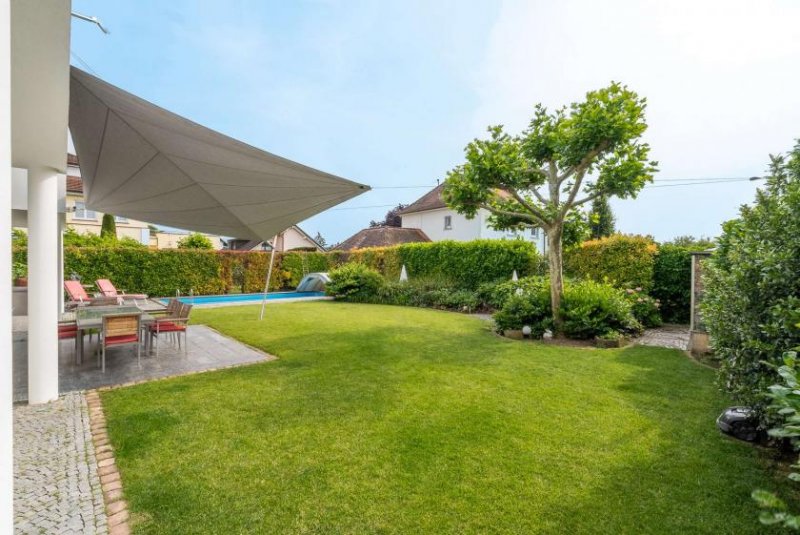 Bad Krozingen LUXURIÖSES EINFAMILIENHAUS MIT EINLIEGERWOHNUNG, GROßEM GARTEN & POOL IN BAD KROZINGEN Haus kaufen