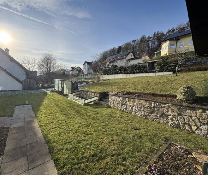 Eggingen Stilvolles Einfamilienhaus mit Photovoltaik, Garage und großem Grundstück in Eggingen Haus kaufen